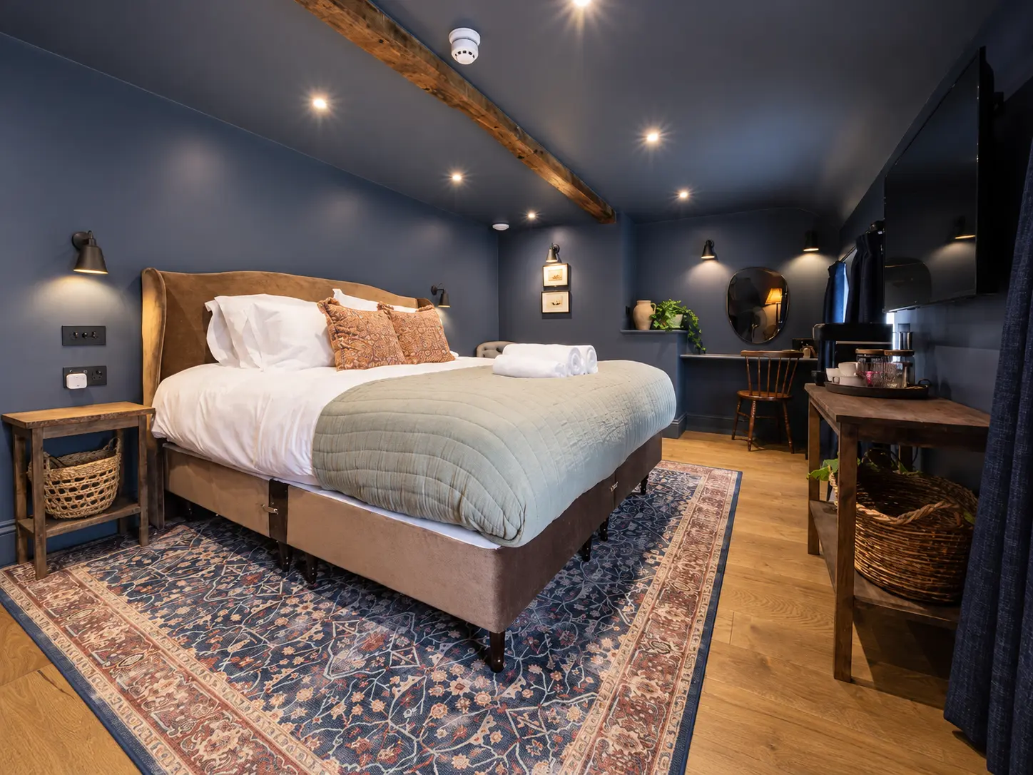 Room 6 at The Silk Rooms, a superior bedroom with a bath and walk-in shower, photo 1